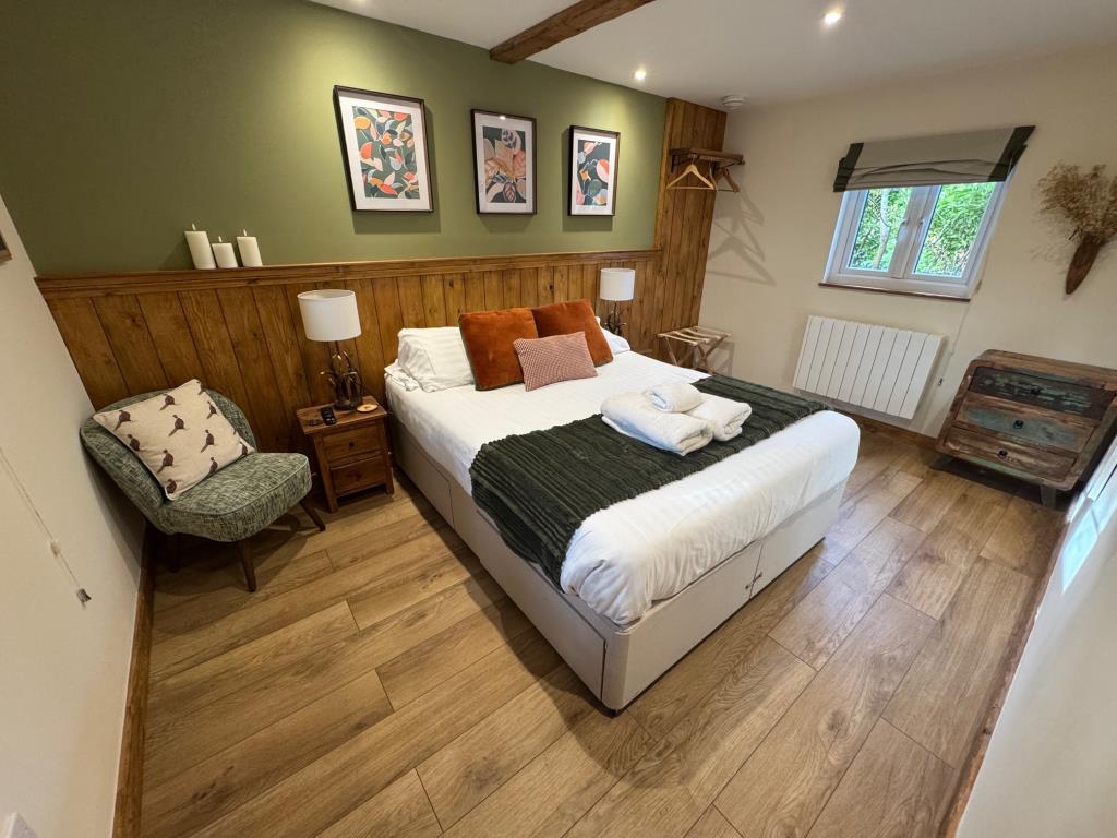 Lot: 43566 - COUNTRY ESTATE COMPRISING 5 BEDROOM MANOR HOUSE, WEDDING VENUE WITH 7 BEDROOM HOUSE, 6 ECO LODGES, 5 COTTAGES, 2 TENNIS COURTS, WORKSHOP AND ANCILLARY ACCOMMODATION - SET IN OVER 20 ACRES - Pheasant Lodge-bedroom
